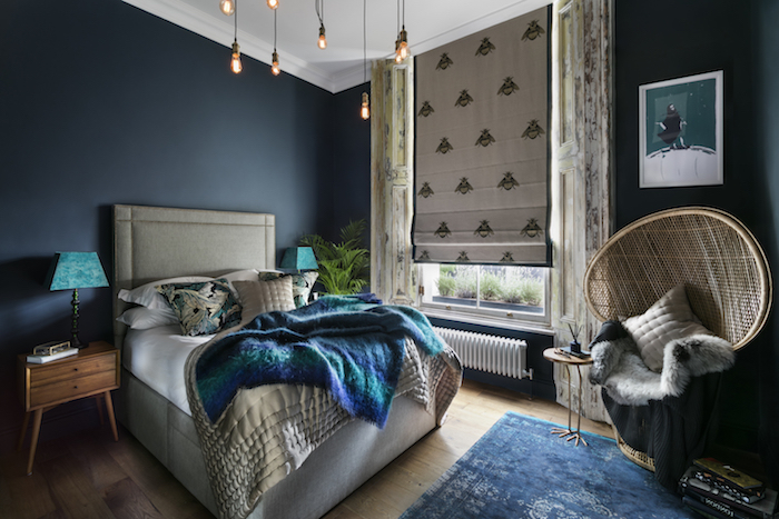 couleur chambre adulte bleu marine, lit gris avec couverture bleu canard, fauteuil design oriental, table de nuit bois