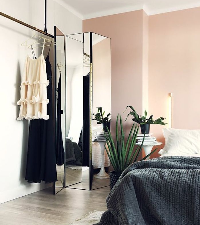 idée déco chambre adulte feminine, murs couleur blanc et rose, linge de lit gris et blanc, parquet gris, paravant miroir