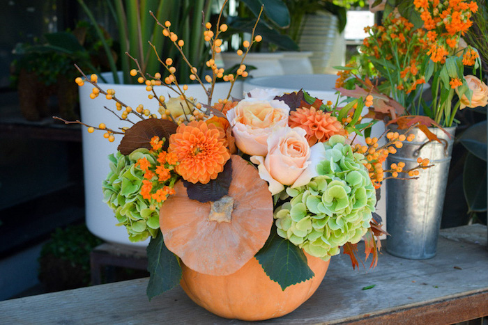 idée déco mariage automne, citrouille creusée avec des fleurs dedans, composition florale intéressante