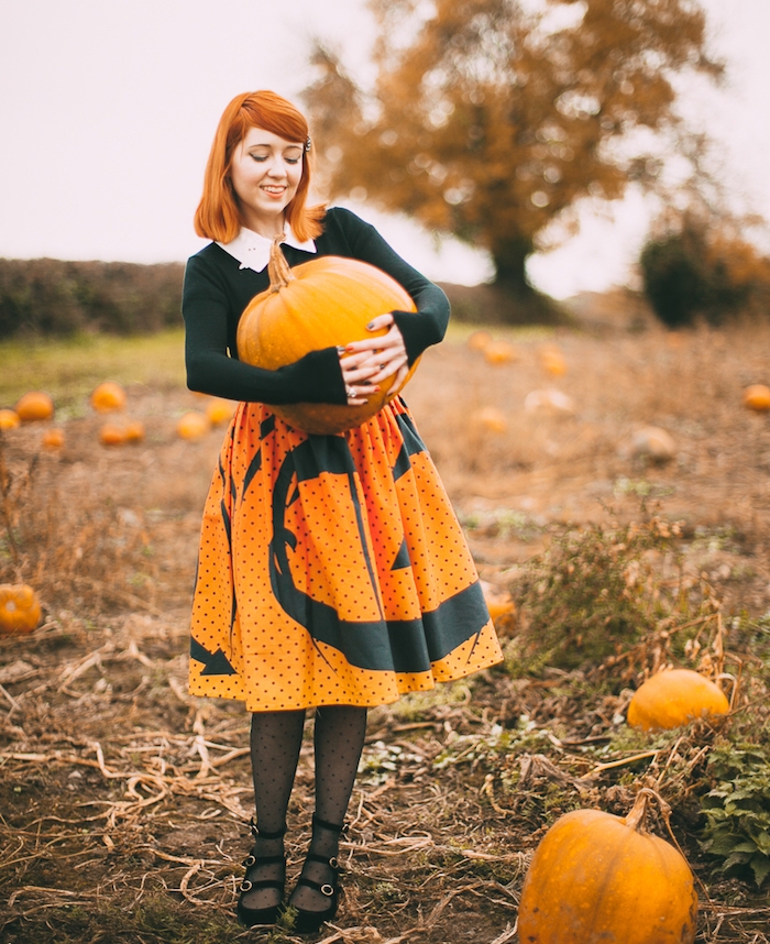 halloween deguisement facile, tenue thématique, jupe orange jack o lantern motif noir, chemisier noir avec col blanc, citrouille énorme
