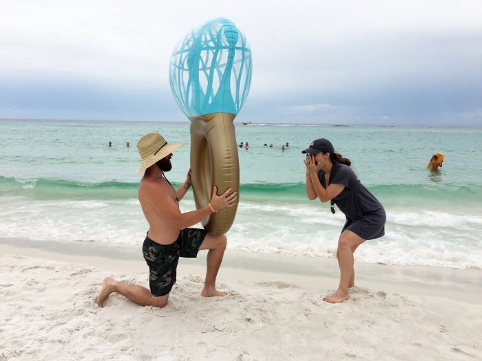 idée de demande en mariage insolite, un ballon en forme de bague, femme et homme sur la plage