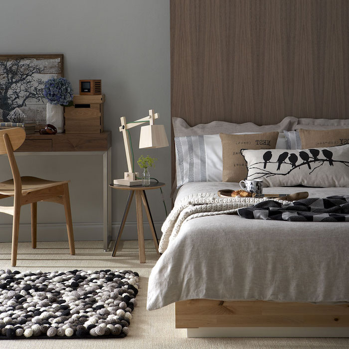 décoration chambre adulte marron et gris, tapis gris et noir, bureau et chaises bois, lit avec linge gris, blanc et beige, déco chambre cocooning