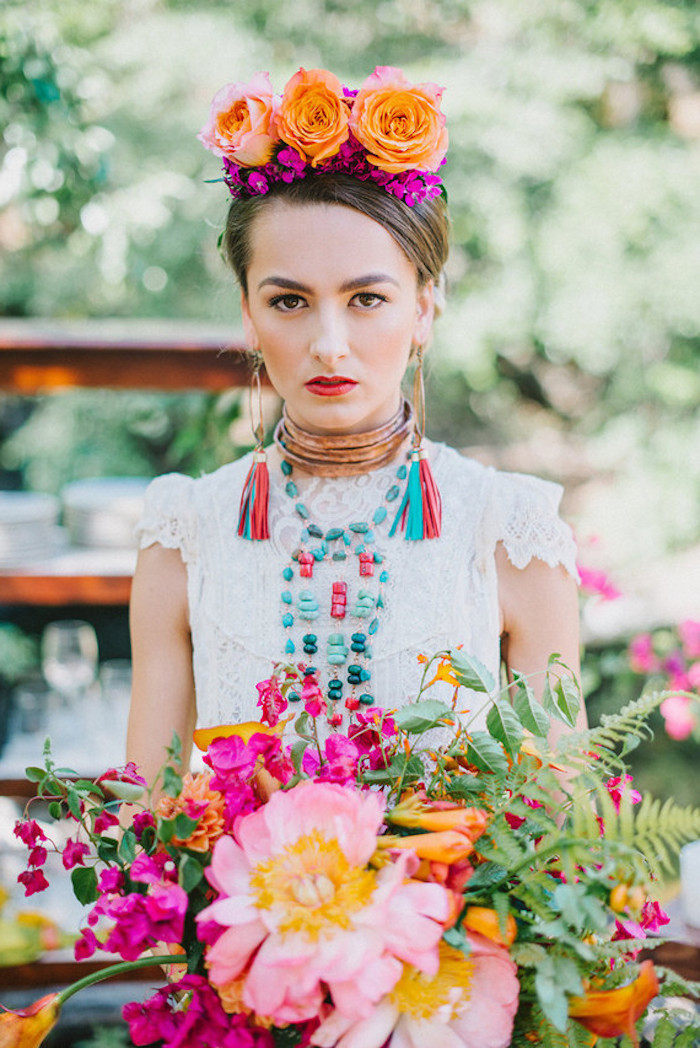 déguisement femme halloween, inspiration frida khalo, robe blanche, couronne de fleurs, boucles d oreilles à pompons et collier coloré