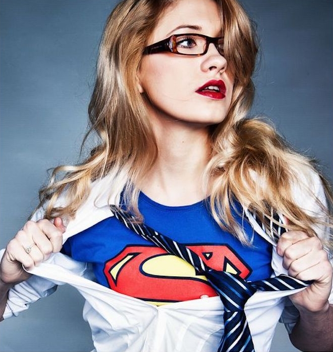 idée de déguisement halloween femme fait maison, chemise blanc avec tee shirt superman et cravate, lunettes de vue