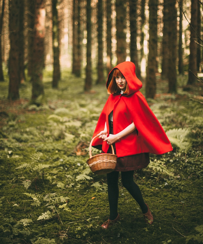 idée de déguisement halloween femme fait maison, cape verte, jupe marron, panier en rotin, paysage forestier, personnage petit chaperon rouge