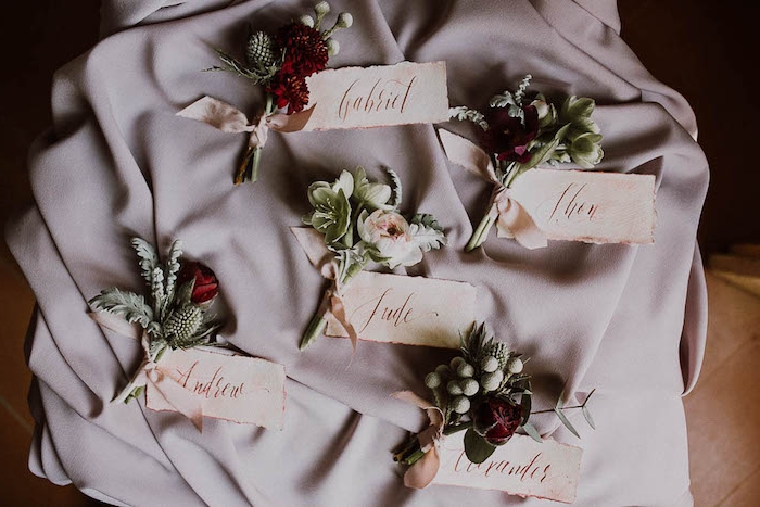 marque place origninale, petits bouquets de fleurs, décorés par un ruban et étiquette nom invité, deco mariagepas cher