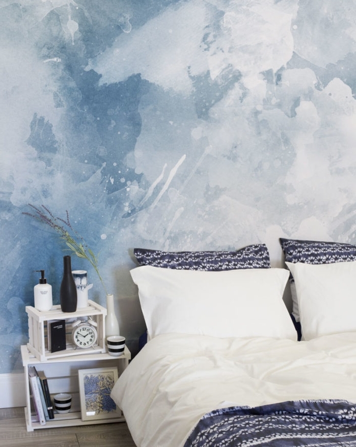 papier peint chambre adulte à effet marbre, couleur bleue t blanc, linge de lit blanc et bleu marine, table de nuit en cagettes bois blanches