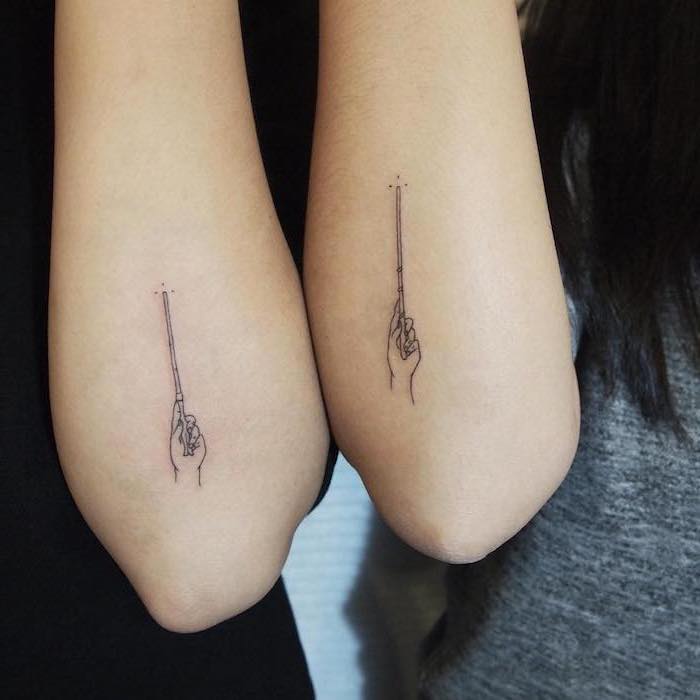 femme tatoué, dessin symbolique sur la peau, tatouage avec petite main et baguette magique