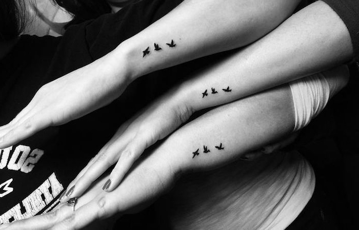 tatouage amitié femme, petits dessins sur les mains, tatouage avec oiseaux volants minimaliste