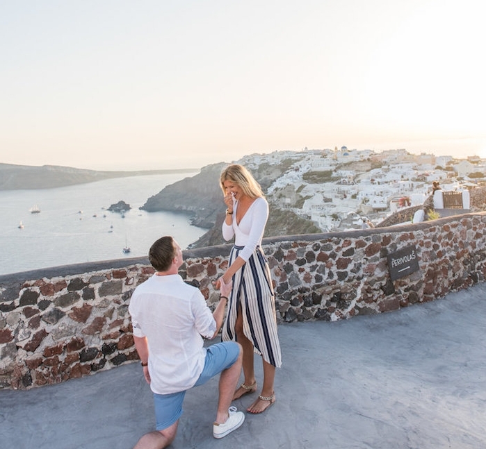 une demande en mariage de rêve en grèce, lieu avec vue panoramique sur une ville grecque et la mer