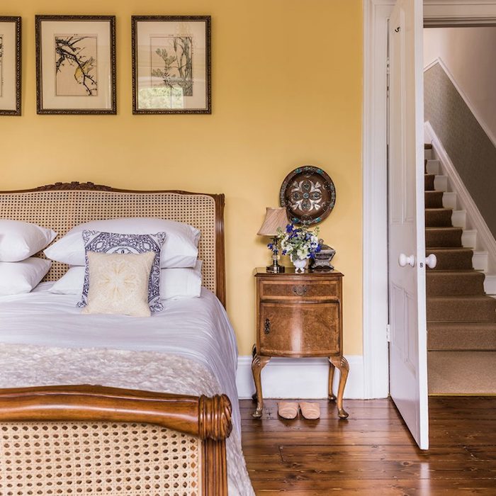 décoration chambre adulte, mur couleur jaune, lit bois vintage, parquet marron style retro campagne chic