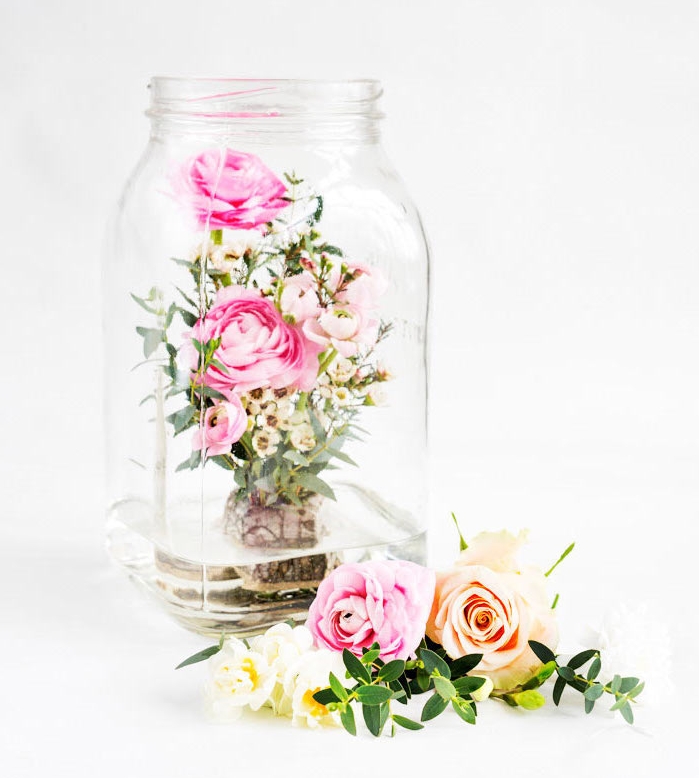 pot en verre avec de l eau et roses dedans, deco mariage a faire soi meme simple, bricolage facile