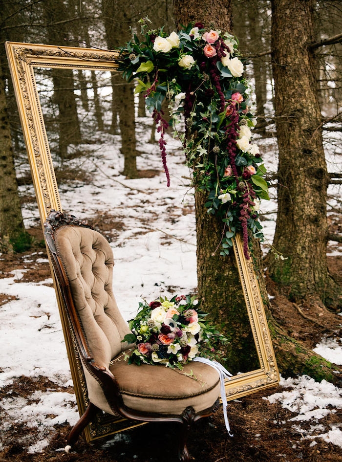 deco mariage vintage, cadre peinture couleur or, chaise vintage, guirlande florale et bouquet de fleurs