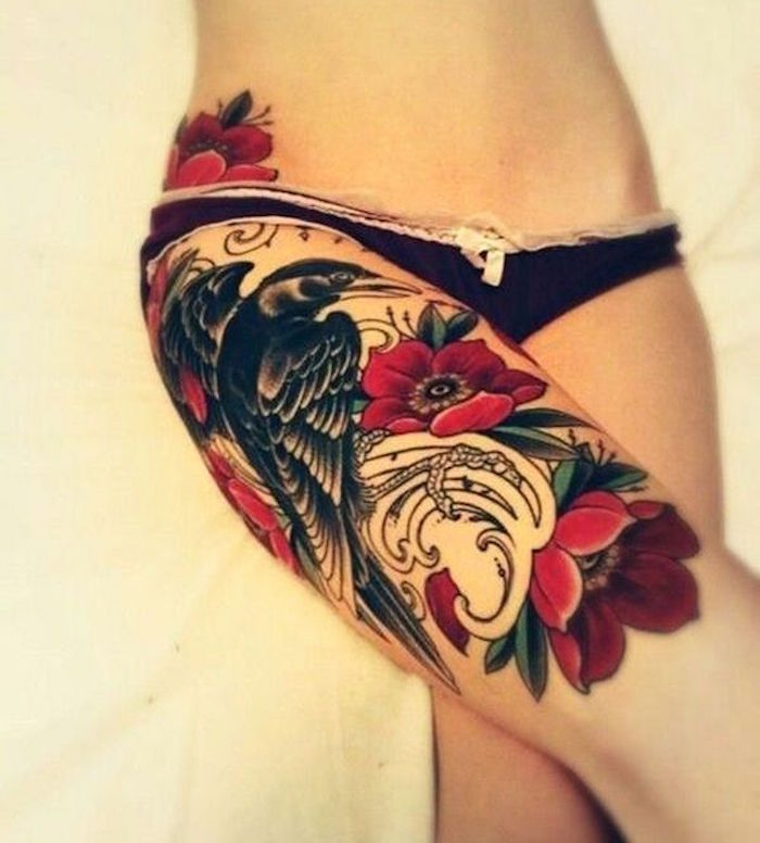 tatouage de jambe tattoo de cuisse sexy femme roses rouges et corbeau noir