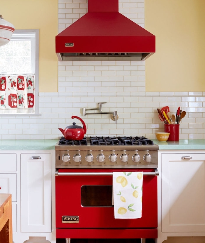 repeindre sa cuisine, murs jaunes, placards et crédence repeintes en blanc, parquet marron, aspirateur et poele couleur rouge, plan de travail vert pâle