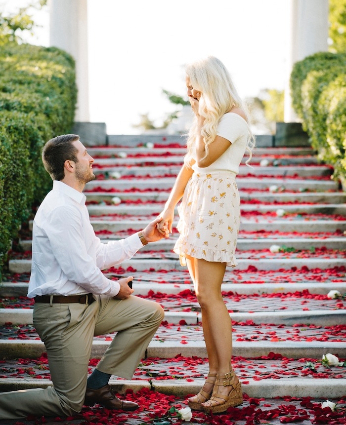 des pétales de roses sur les marches d un escalier, proposition homme et femme en tenue élégant dans un parc, cadre vert