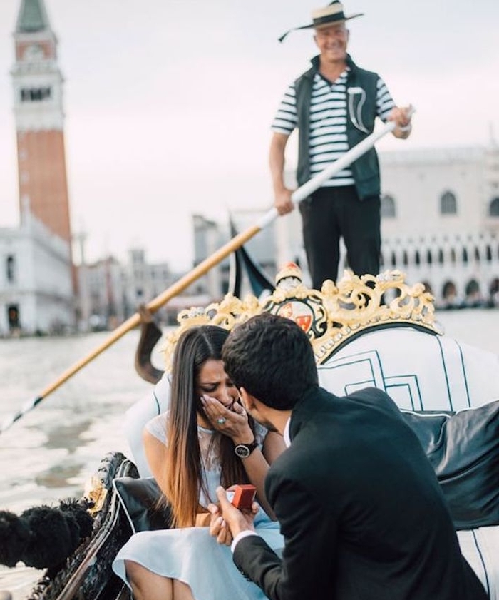 idée surprise mariage sur une gondole à venise, parcours grande canale, ambiance romantique, femme en robe blanche et homme et costume noir