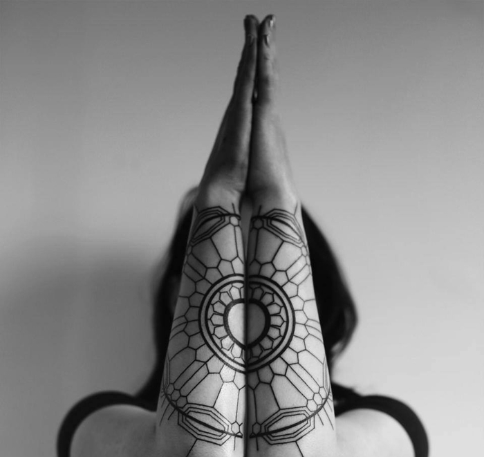 un tatouage cercle complémentaire parfaitement symétrique réalisé sur les deux bras 