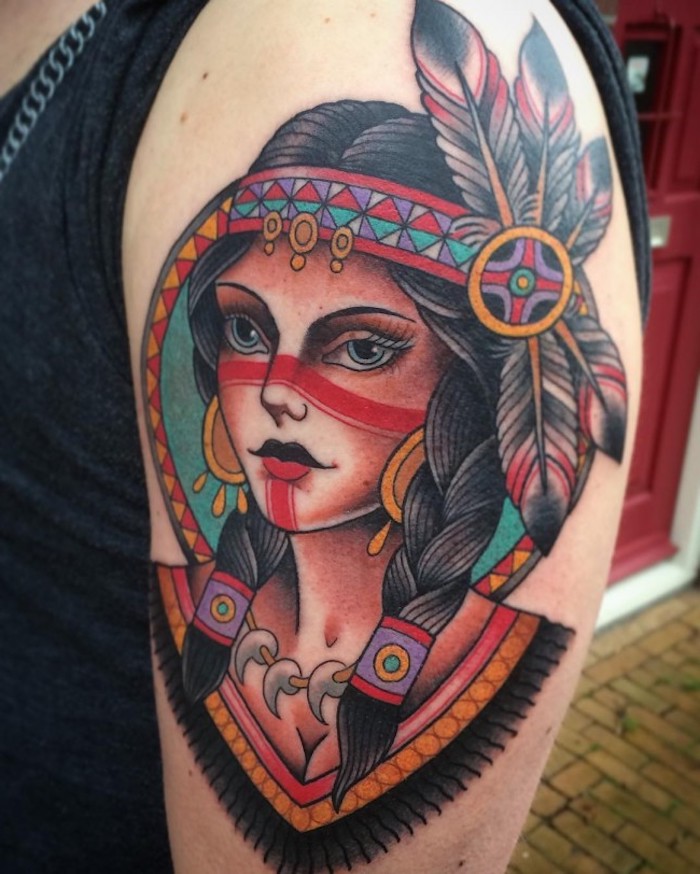 motif amérindien, modèle de tatouage sur l'épaule, dessin en couleurs sur la peau à motifs femme indienne aux cheveux tressés