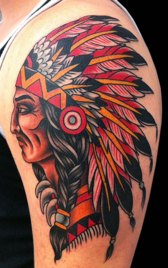 tatouage epaule, art corporel en couleurs sur la peau, tattoo à dessin homme autochtone aux cheveux longs