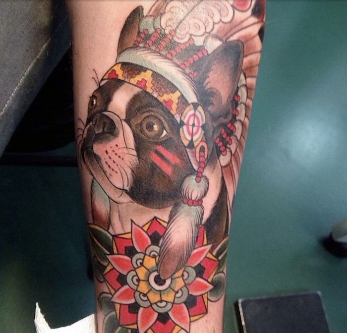 tatouage bras homme, dessin en couleurs sur le bras, modèle de tatouage à motif chien autochtone