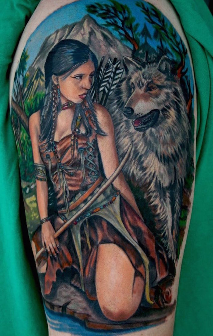 tatouage femme loup, dessin en couleurs symbolique sur la peau, paysage naturel avec femme et loup devant montagnes tatto