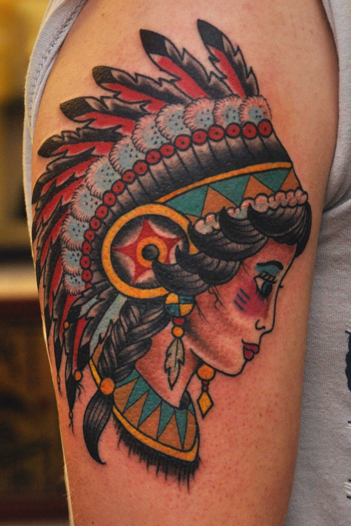 signification tatouage, art corporel pour homme et femme, dessin en couleurs sur le bras