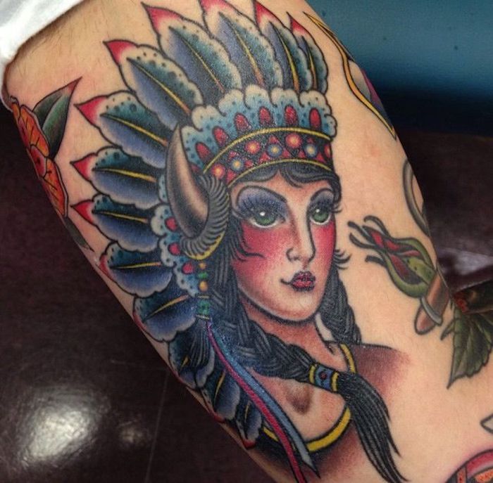 motif amérindien, modèle de tattoo pour homme, dessin en couleurs sur la peau avec tête féminine avec couronne indienne