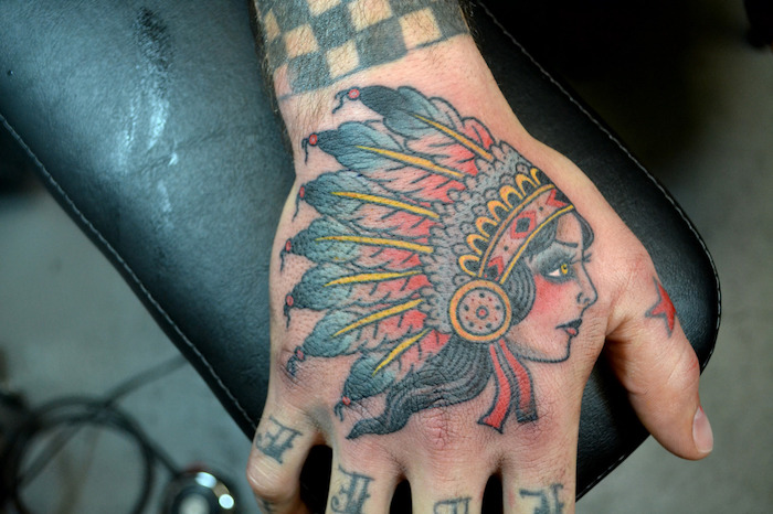 tattoo bras, dessin sur la peau en couleurs et design indien, tattoo tête féminine avec plumes