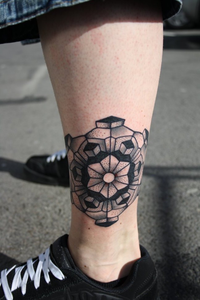 un tatouage pointillé composé de formes géométriques en symétrie parfaite