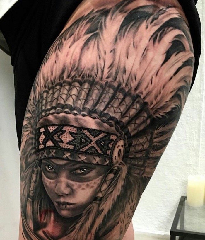 femme tatoué, dessin en encre sur la jambe, tatouage tête de femme guerrière avec couronne en plumes