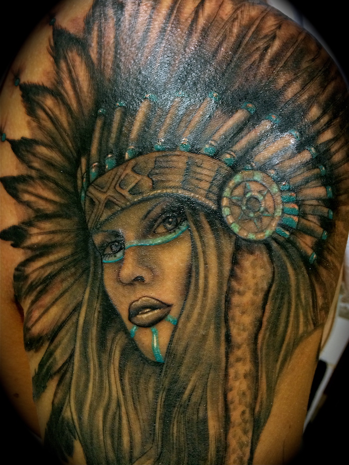 signification tatouage, art corporel à design indien, dessin sur la peau à motifs femme indienne en noir et bleu claire