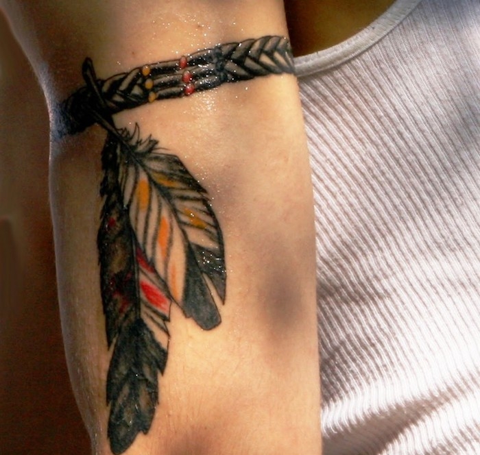 tatouage bras homme, art corporel à motifs bracelet avec plumes, tatouage indien pour le bras