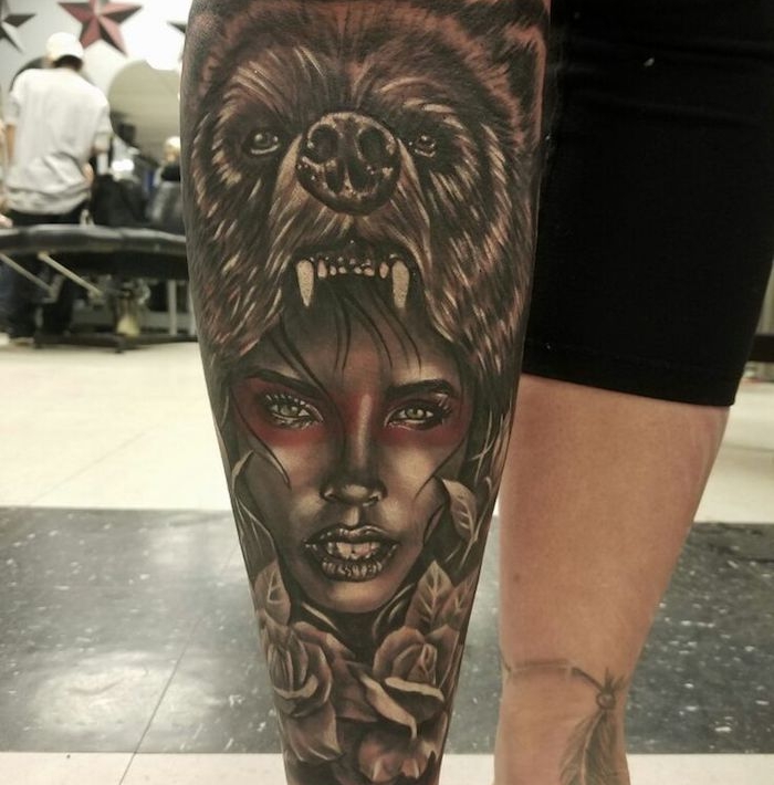 tatouage femme loup, visage femme au maquillage rouge avec tête de loup féroce