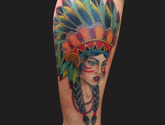 dessin en couleurs sur la peau à motifs indiens, tattoo bras avec dessin de visage féminin au maquillage indien