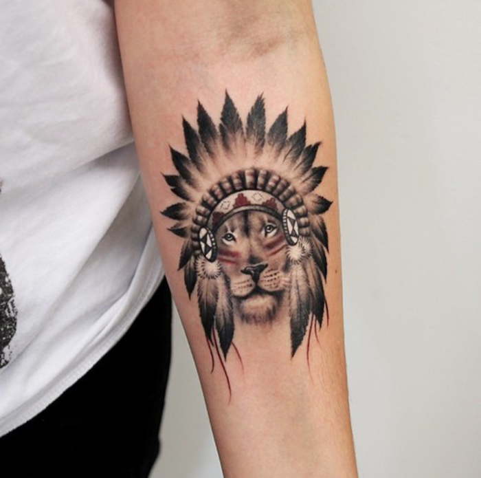 tatouage bras homme, petit tattoo à design indien, dessin en encre tête de lion avec maquillage en lignes rouges indiennes
