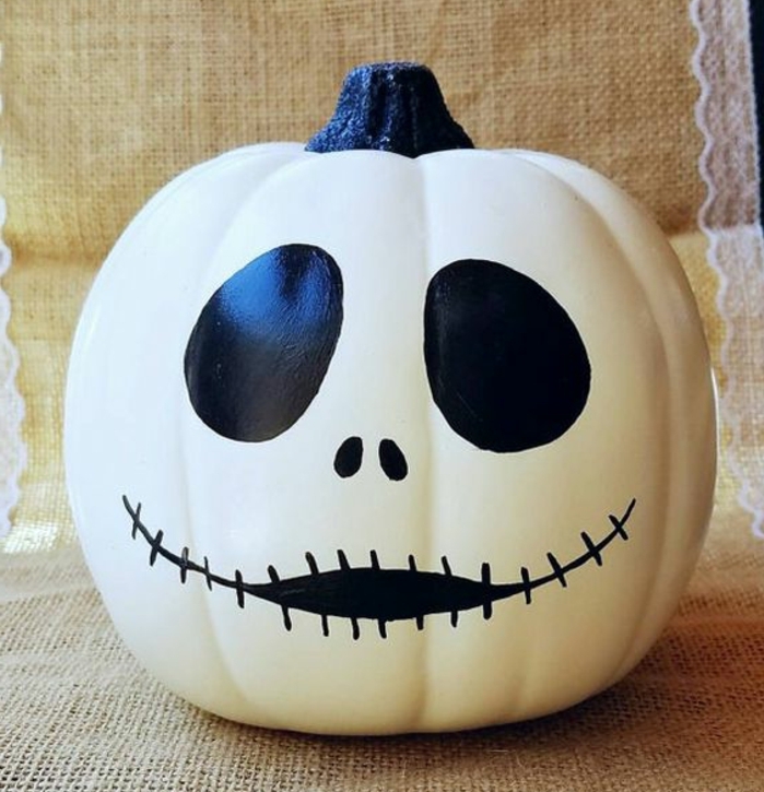 deco halloween a faire soi meme, une citrouille avec visage fantôme, des yeux, bouche et nez noirs