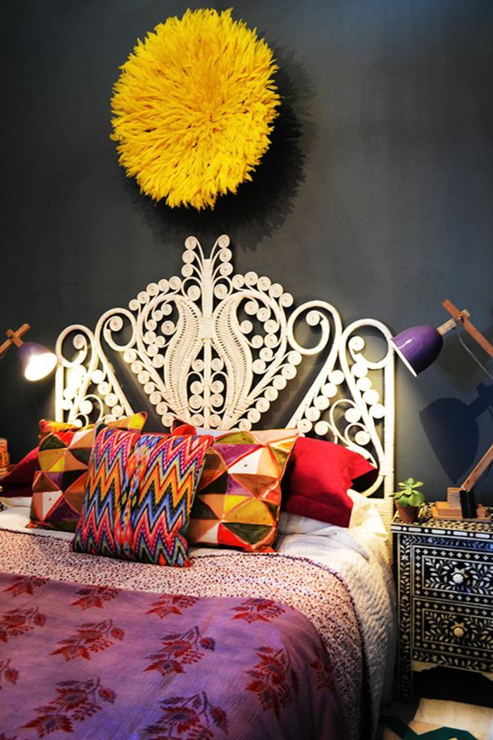décoration chambre adulte avec grand pompon jaune au dessus du lit tete de lit blanche aux arabesques en forme de fleurs et de plantes