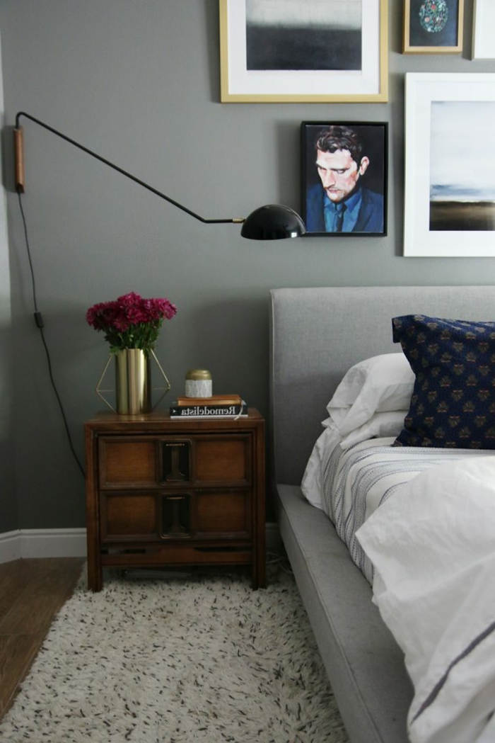décoration chambre adulte en gris et blanc avec des tableaux petits et grands au dessus du lit 