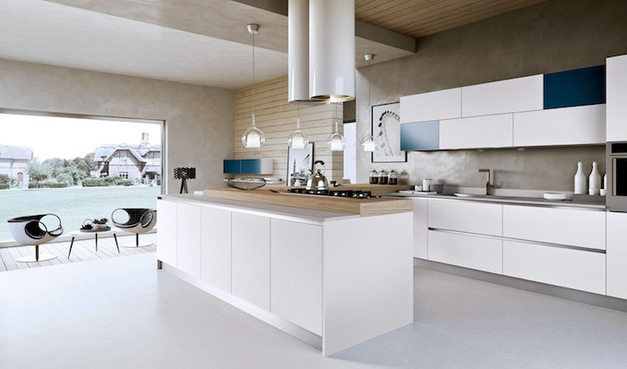 amenagement cuisine, plafond en bois clair et carrelage de sol en blanc, meubles de cuisine blanc et bleu foncé moderne