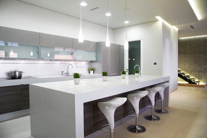 meuble haut cuisine, plafond blanc avec éclairage led, cuisine avec armoires grises en verre et bois
