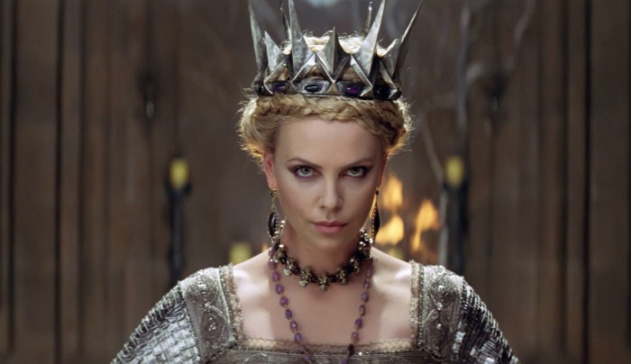 la reine de neige, se maquiller comme une princesse d'hiver, tresse couronne, robe métallique 