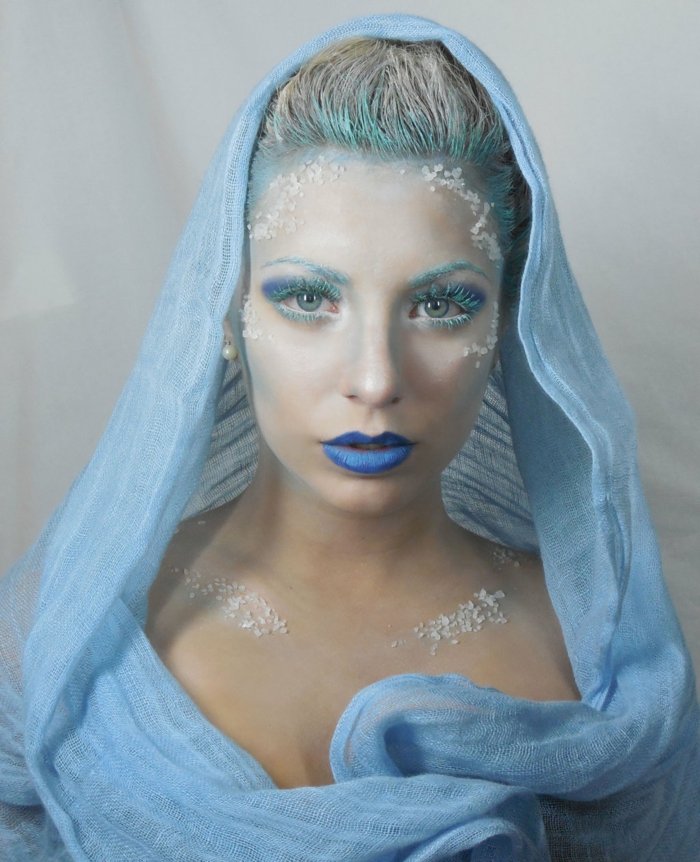 la reine de neige, rouge à lèvres bleu, fard à paupières bleu, voile bleue, visage et cou enneigé