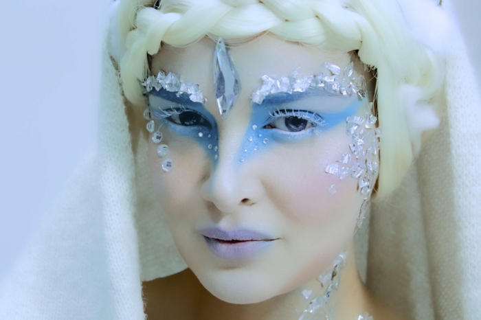la reine des neige, maquillage en bleu avec des cristaux blacs et coiffure tresse
