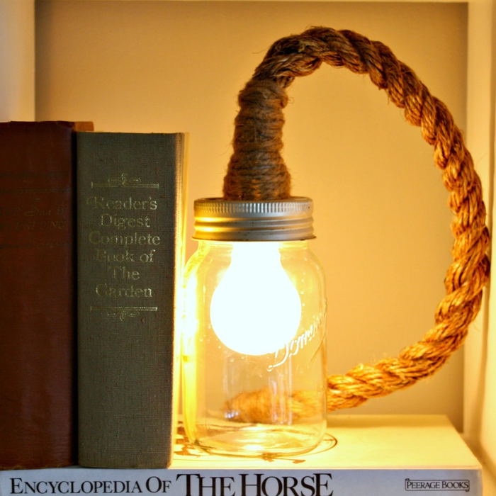 une lampe baladeuse originale d'aspect rustique avec un cache-fil en corde de chanvre et un bocal le parfait recyclé