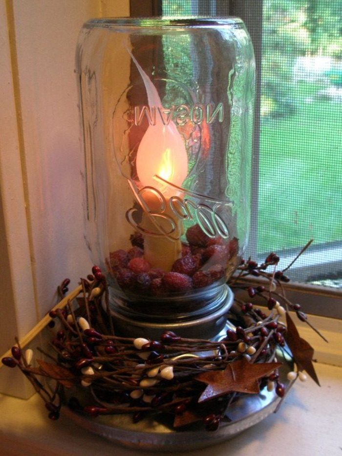 une lampe a poser diy réalisée avec un pot en verre recyclé, un support métallique et une bougie led