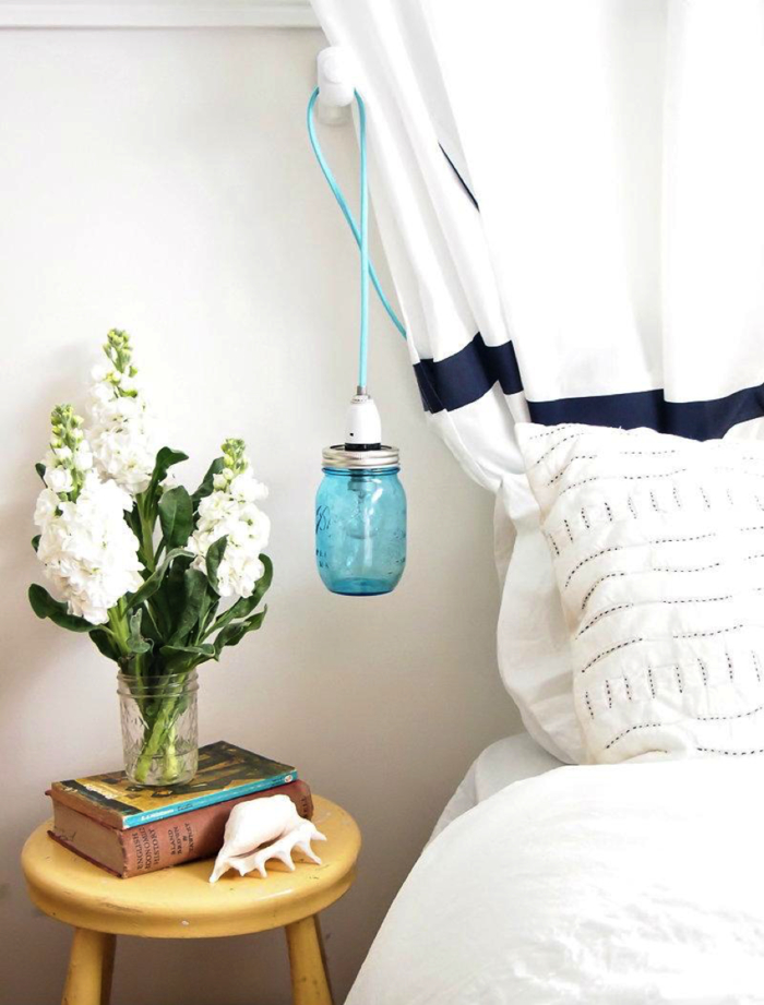 joli bocal en verre coloré avec un fils électrique bleu pastel, transformé en lampe de chevet suspendu de style vintage