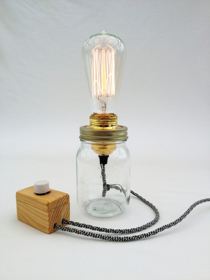une lampe a poser vintage à ampoule edison à filament et à câble textile zébré 