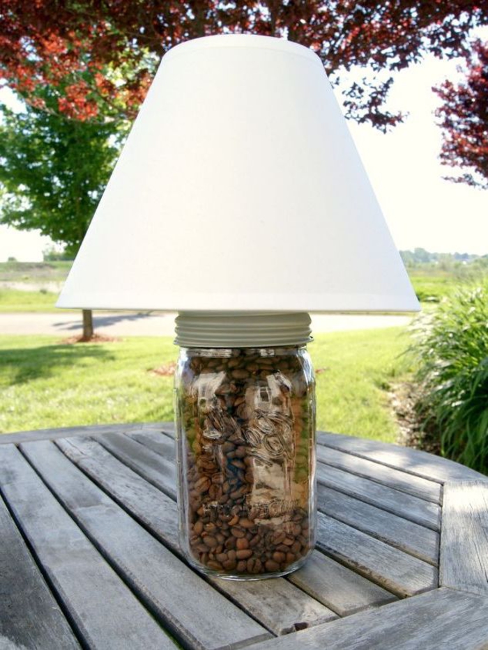 projet diy lampe de chevet original réalisé avec un pot en verre recyclé plein de graines de café et un abat-jour au design classique