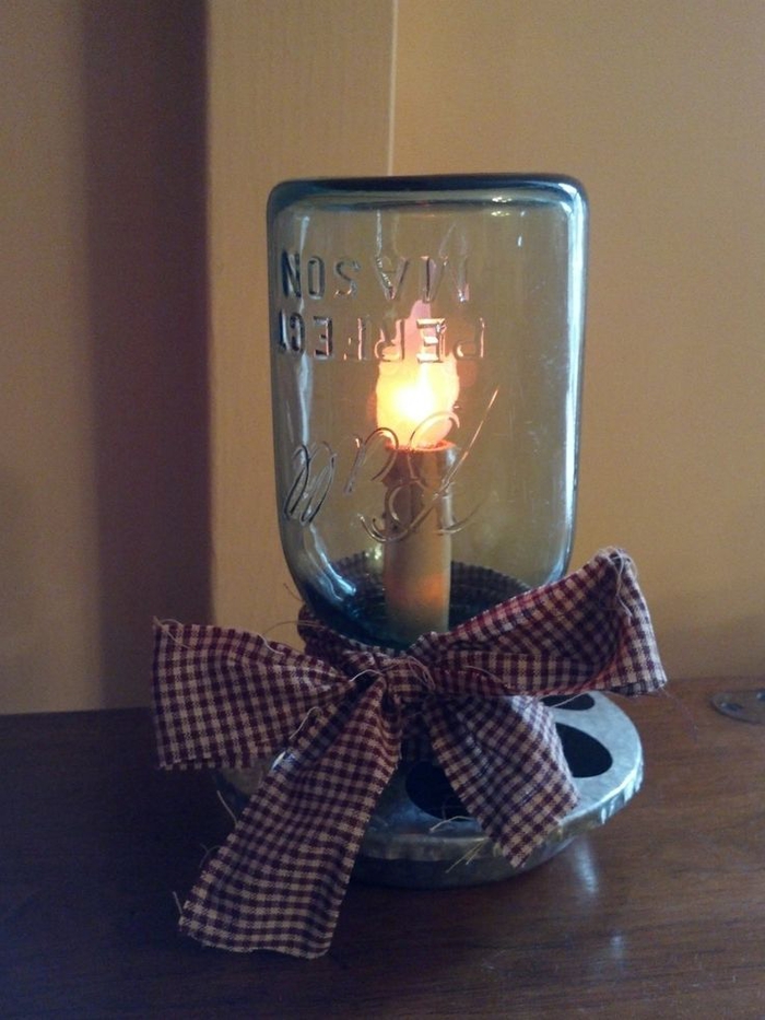 une lampe a poser diy à bougie led de style industriel et vintage, décorée d'un ruban